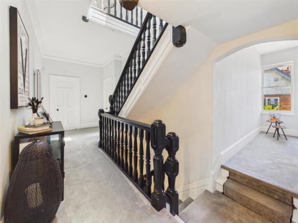 5 bed Semi-Detached for sale Image 12