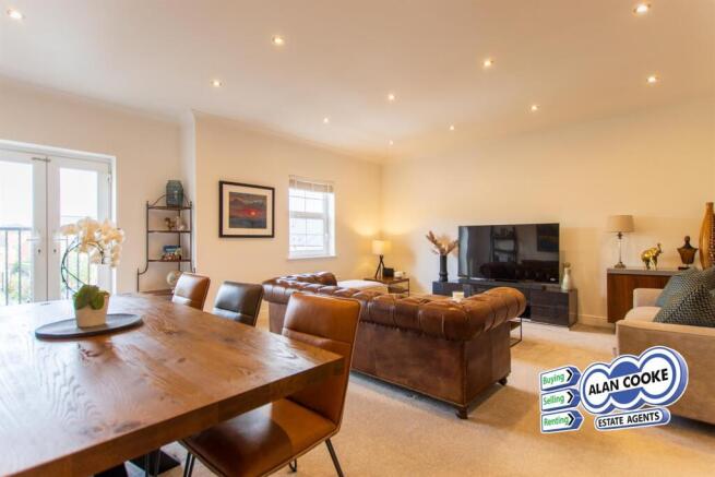 OPEN PLAN LOUNGE/DINING