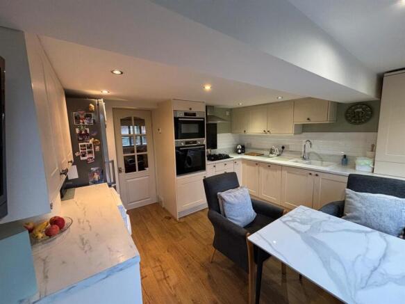 2 bed House for sale Image 5