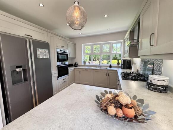 4 bed Detached Bungalow for sale Image 10