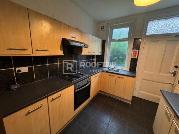 6 bed House to rent Image 4