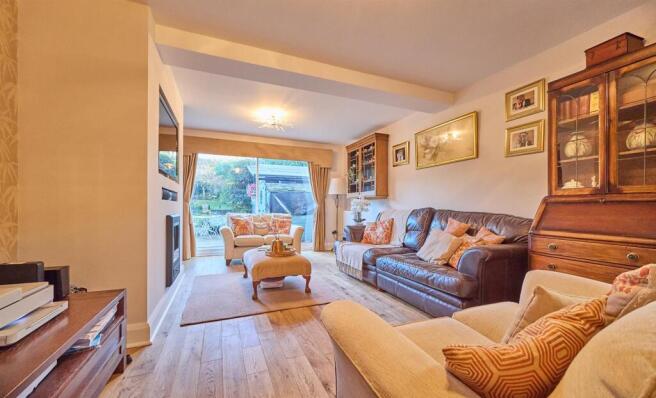 Lounge to Rear