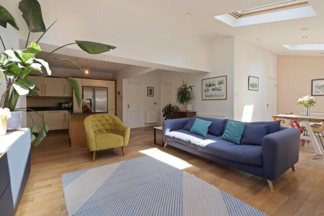 5 bed Semi-Detached for sale Image 11