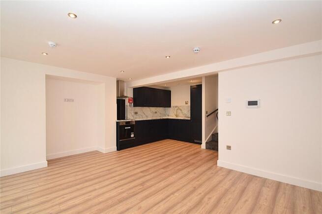 2 bed Maisonette to rent Image 4