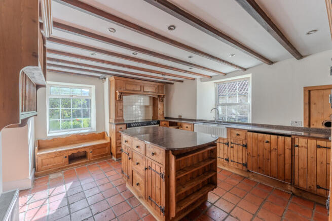 5 bed Detached for sale Image 4