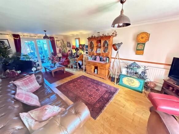 SR18 Loumge2.jpg