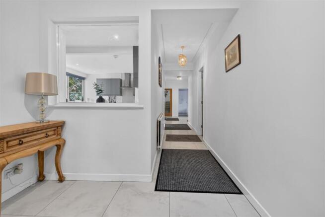 5 bed Detached for sale Image 7