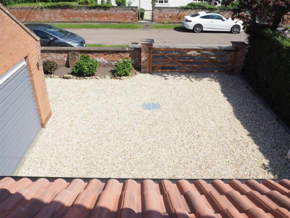Extensive Gravelled & Gated Driveway 215