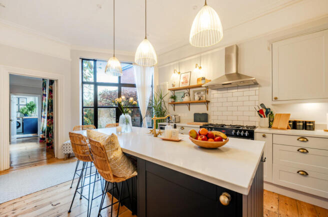 1376423-29-691201...