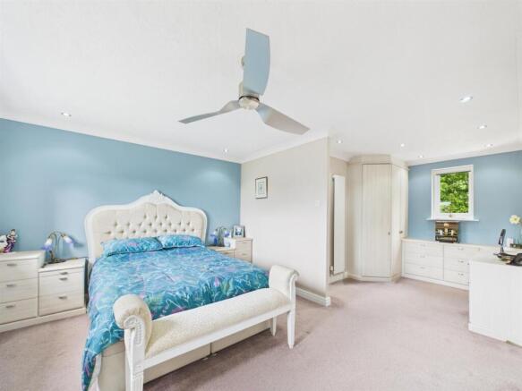 4 bed Detached for sale Image 6