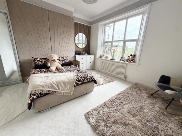 6 bed Semi-Detached for sale Image 11