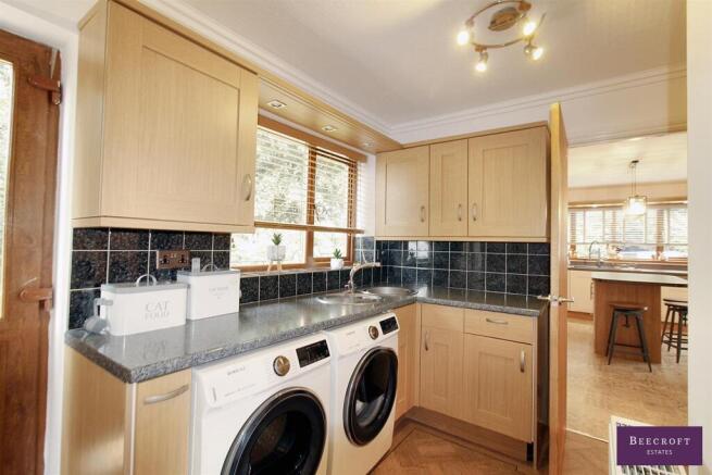 4 bed Detached for sale Image 9
