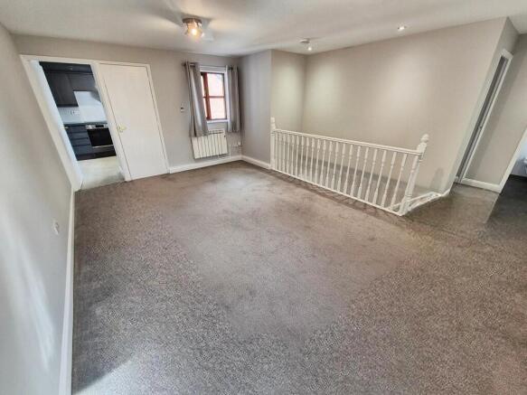 Lounge/Dining Roo...