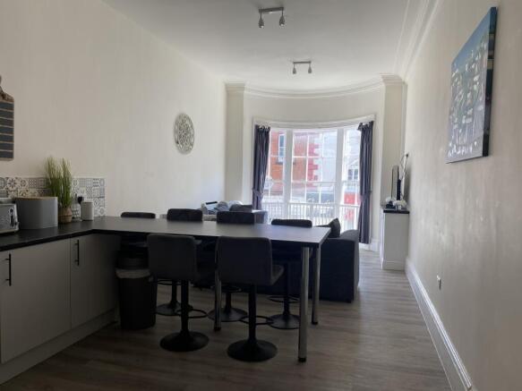 3 bed Flat to rent Image 4