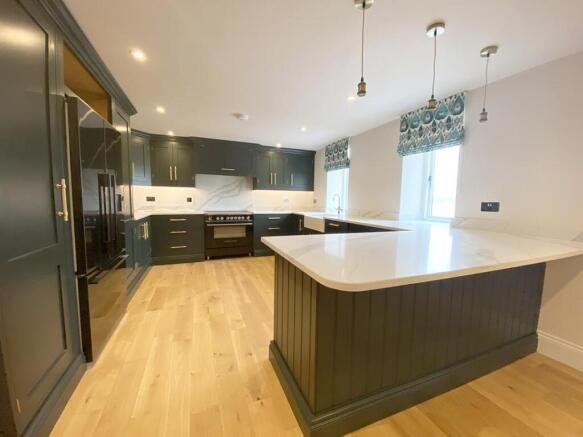 4 bed Mews to rent Image 5