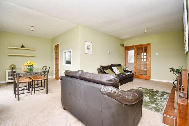 Lounge/Dining Area