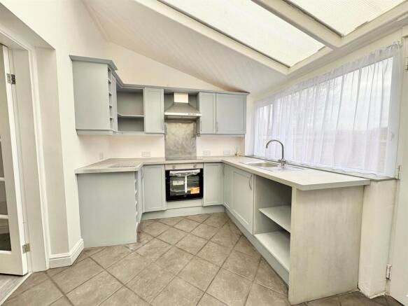 Kitchen 2.jpg