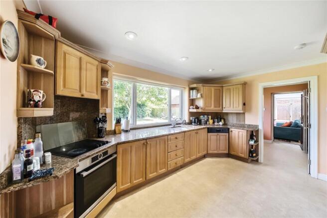 5 bed Detached for sale Image 8