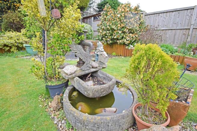 12 Wheelwright Close, garden fountain.jpg