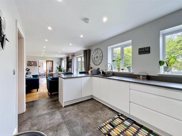 4 bed Detached for sale Image 6