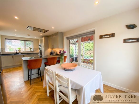 4 bed Detached for sale Image 5