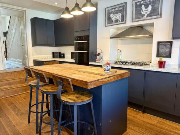 6 bed Semi-Detached for sale Image 7