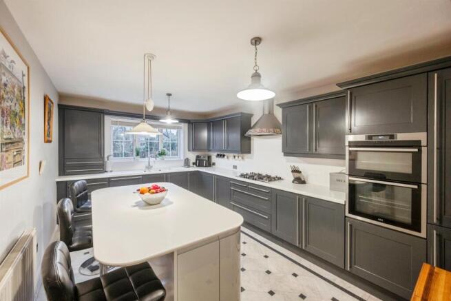 4 bed Detached for sale Image 9