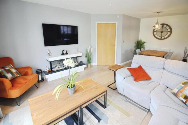 2 bed Flat for sale Image 4