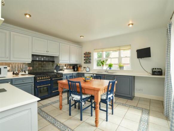 5 bed Detached for sale Image 8