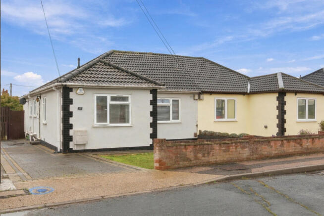 3-bed semi-detached on Holtynge, Benfleet, SS7, £268,000