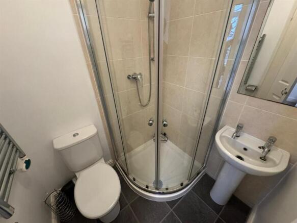 2 bed Apartment to rent Image 11