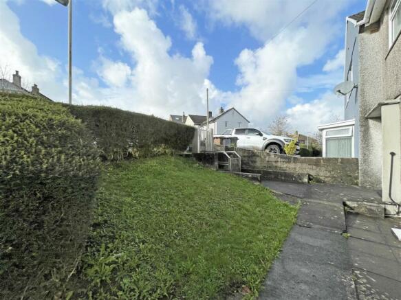 Hill Top Cres 41 Front Garden.jpg