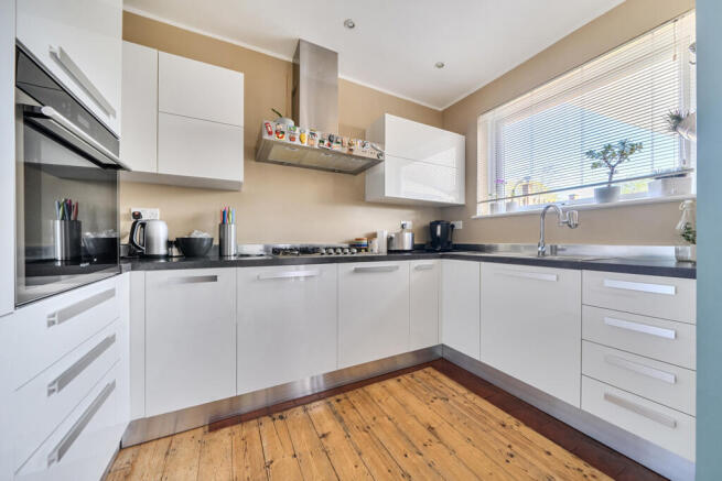 1437951-12-69d558...