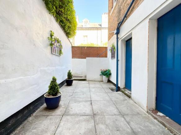2 bed Flat for sale Image 6