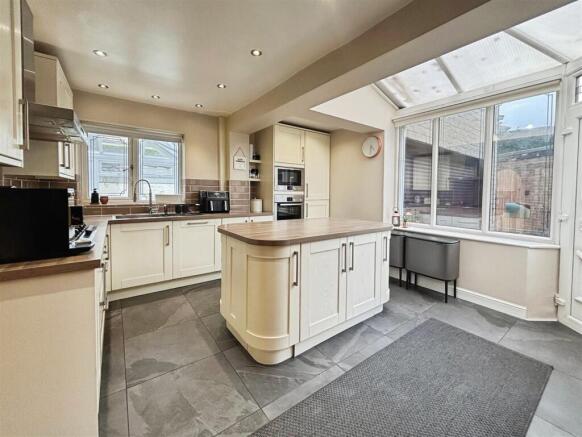 4 bed Detached for sale Image 5