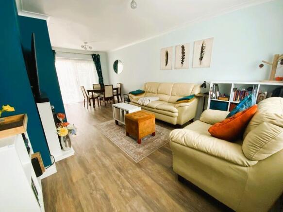 LIVING ROOM 22'5 x 11'7