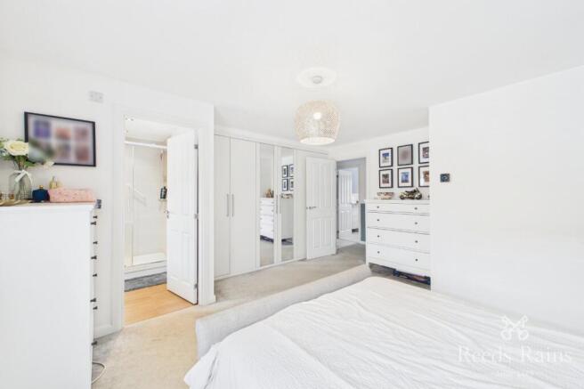 4 bed Detached for sale Image 10