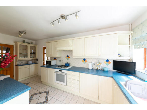 Meadow Crescent, Scwrfa, Tredegar photo 4