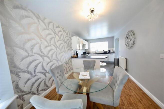 3 bed Semi-Detached for sale Image 6