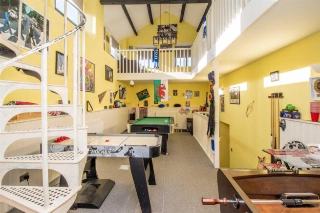 FAMILY AND GAMES ROOM