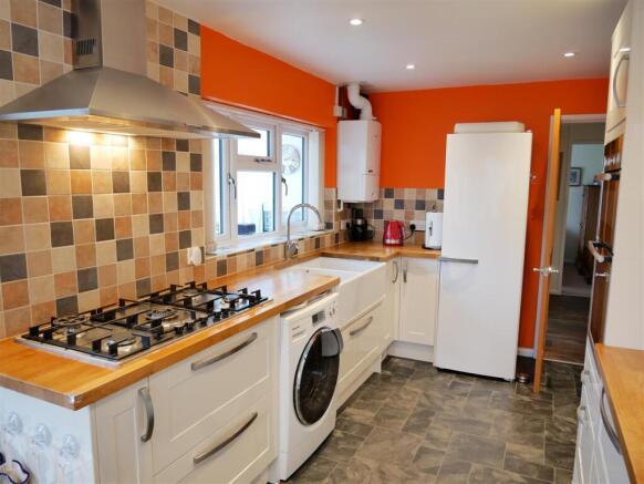 FITTED KITCHEN