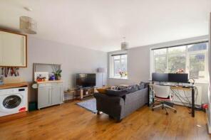 Flat 1, 11 Glenbrook House, Molesey Road, Hersham, Walton-on-thames KT12 4RJ