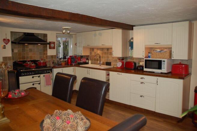 KITCHEN/DINING ROOM
