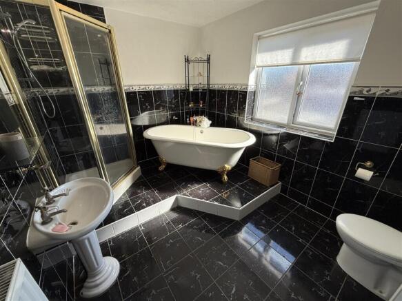 Family Bathroom.JPG