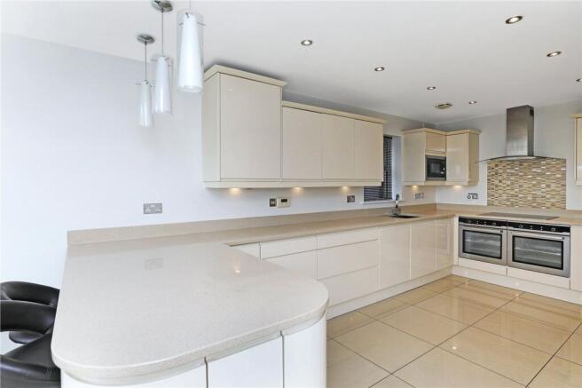 5 bed Detached for sale Image 7
