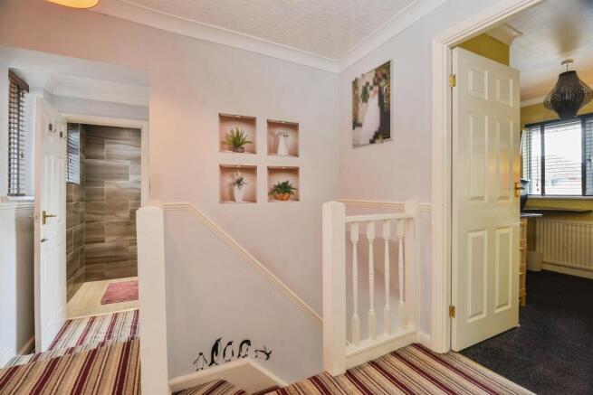 4 bed Semi-Detached for sale Image 11