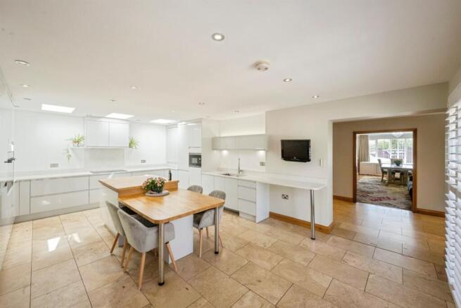 5 bed Detached for sale Image 5
