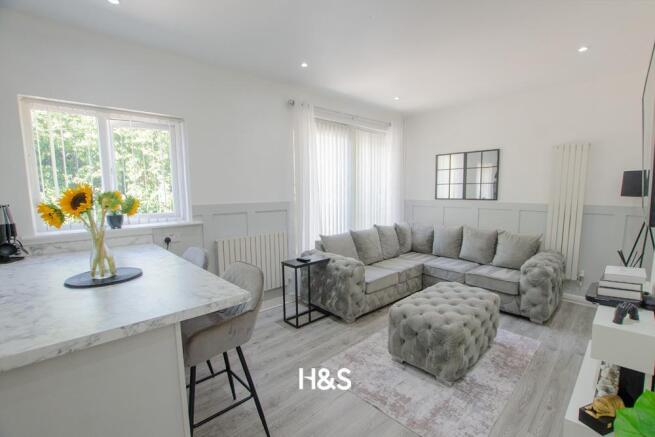 70 Elmdon - lounge1.jpg