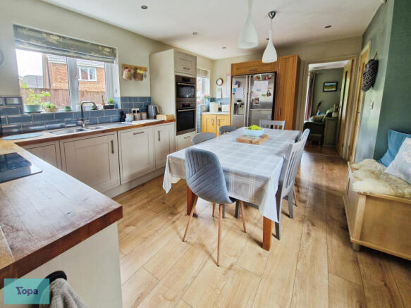 4 bed Detached for sale Image 12