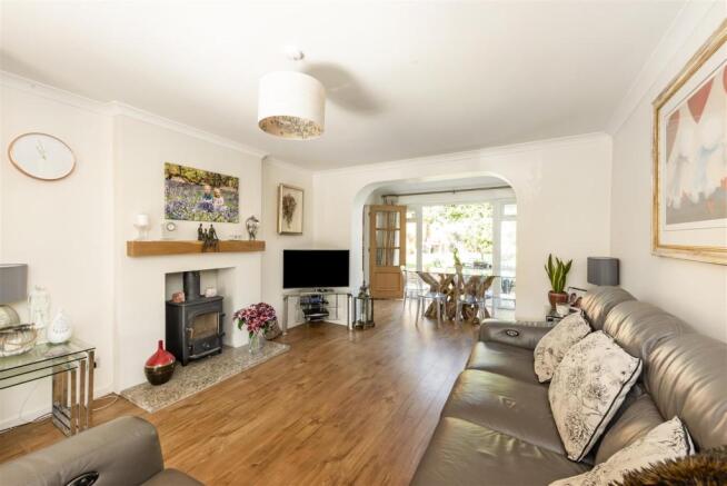 5 Oaktree Close Living Room (Angle 1).jpg